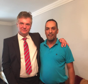 Tillsammans med en av de fiskfabriksägare som ger människor på flykt från Polisario skydd och arbete i Dahkla Foto: Eget
