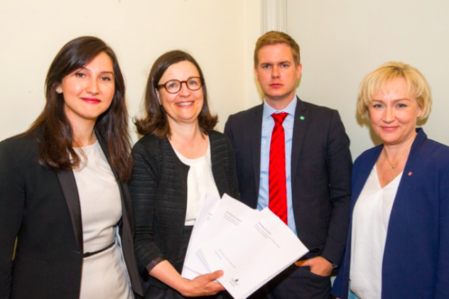 Bild från regeringen.se. Från vänster till höger: Aida Hadzialic, Anna Ekström (GD Skolverket), Gustav Fridolin, Helene Hellmark Knutsson. Foto: Mikael Lundgren/Regeringskansliet