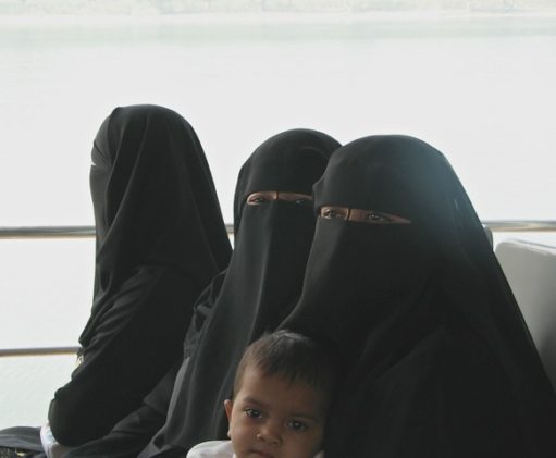 NIqaber döljer kvinnornas ansikten och kroppar. Kvinnorna kom från Dubai och var på semesterresa med sina män i Bangladesh Foto: Helene Bergman