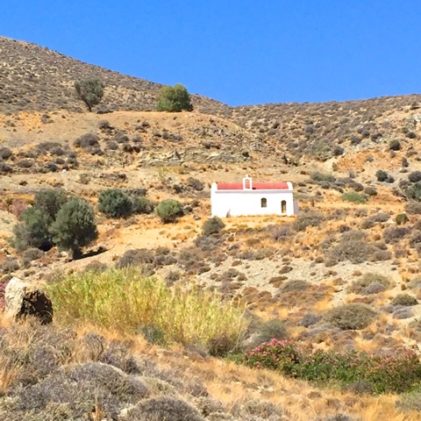 Religionen, grekisk-ortodox är levande på Kreta, där kapellen ligger tätt mellan de höga bergen. Foto: Helene Bergman