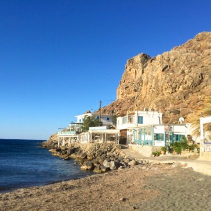 Tavernorna ligger tätt på hyllan mellan Libyska Havet och Lejonklippan i Lentas, Kreta. Foto: Helene Bergman