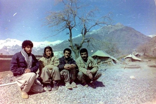 Amineh Kakabaveh tillsammans med sina kamrater i peshmergagerillan i de kurdiska bergen.
