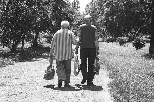 Pensioner nästa stora konflikt i Frankrike - Sverige målas upp som avskräckande exempel