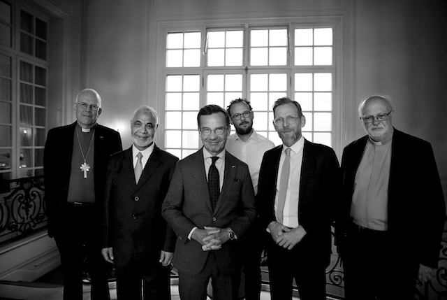 Från vänster: Martin Modéus, Mahmoud Khalfi, Ulf Kristersson, Aron Verständig, Jakob Forssmed samt Anders Arborelius. Foto: Skärmavbildning Kristerssons Facebook.