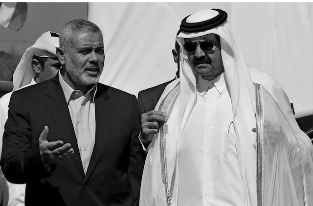 Ismail Haniyeh (till vänster) tillsammans med Emiren av Qatar, Sheikh Hamad ibn Khalifa Al Thani. Foto: Brittanica