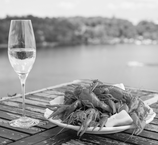 Därför måste champagne till kräftor ingå i en svensk kulturkanon